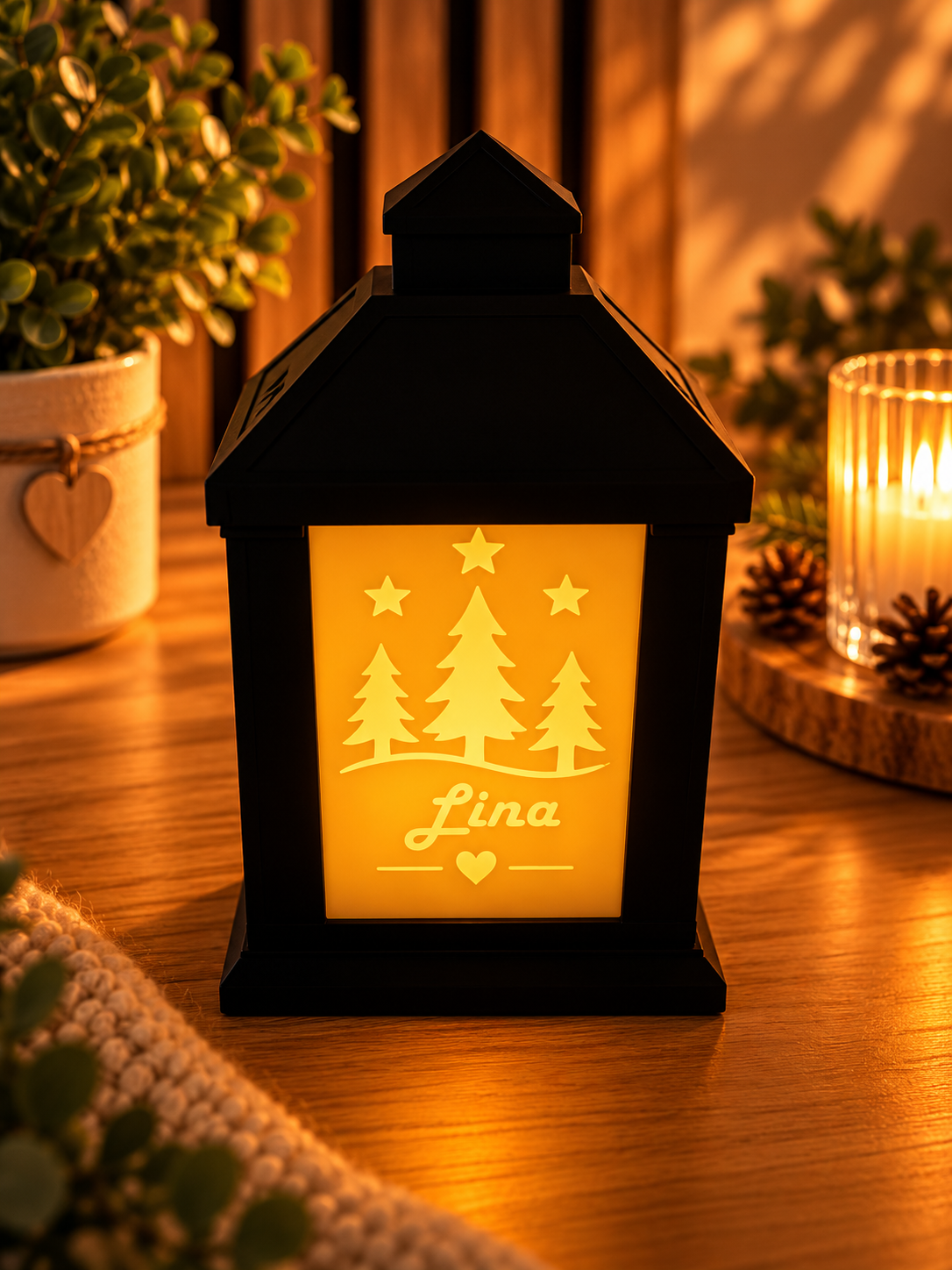  Schwarze LED-Laterne mit warm leuchtendem Tannenbaum- und Sternmotiv, personalisiert mit dem Namen Lina und einem Herz.