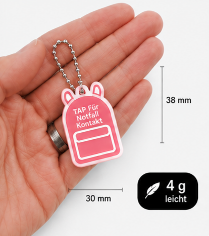 Rosa NFC-Notfallkontakt-Anhänger in einer Hand mit den Größenangaben 30 mm, 38 mm und 4 g