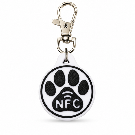 Schwarz-weißer NFC-Anhänger mit Pfotenmotiv und Karabiner für Hunde und Katzen