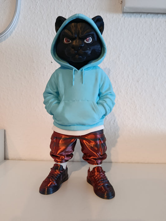 Schwarze Panther-Figur im türkisfarbenen Hoodie mit gemusterter Hose und Sneakers