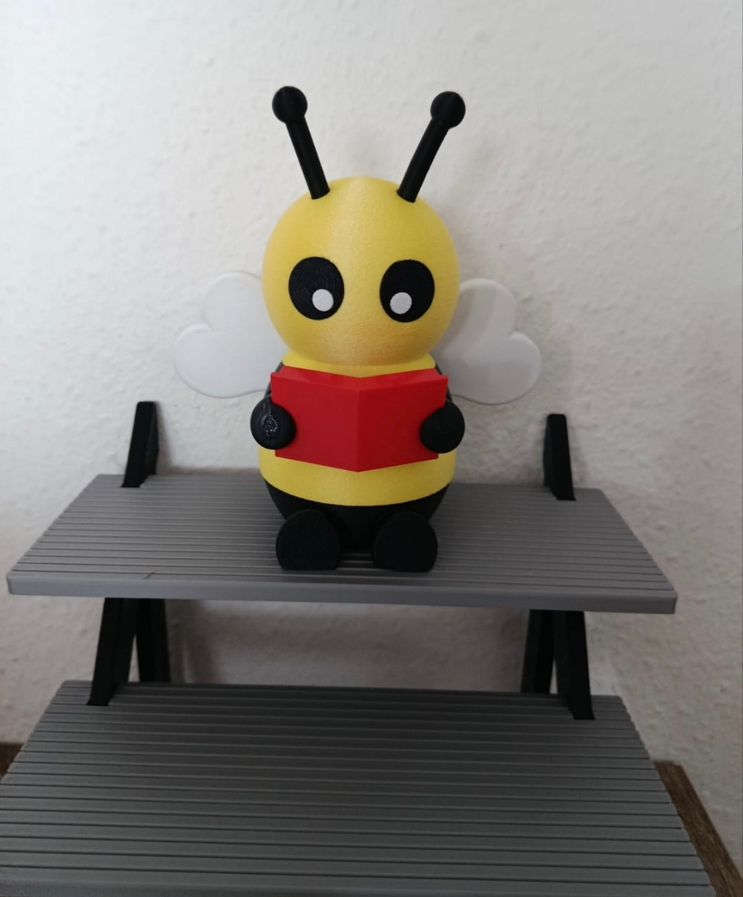 Bienenfigur mit Buch | Dekofigur | Handgefertigt | In verschiedenen Farben