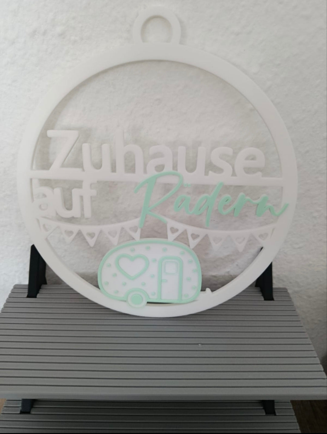 Zuhause auf Rädern – Deko Schild für Wohnwagen & Wohnmobil | In verschiedenen Farben