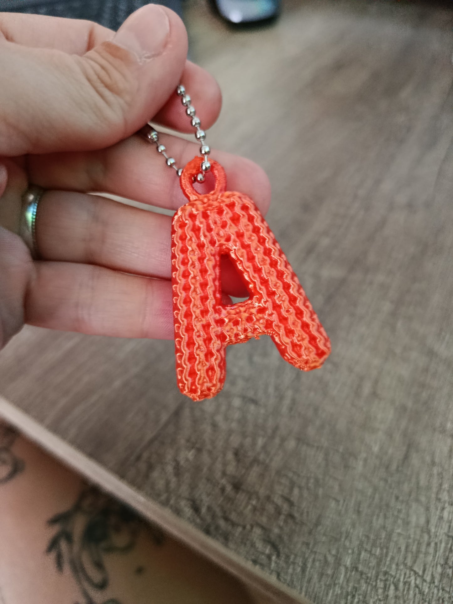 Personalisierter Schlüsselanhänger in Strickoptik | Initiale A–Z | 3D-Druck | Geschenk