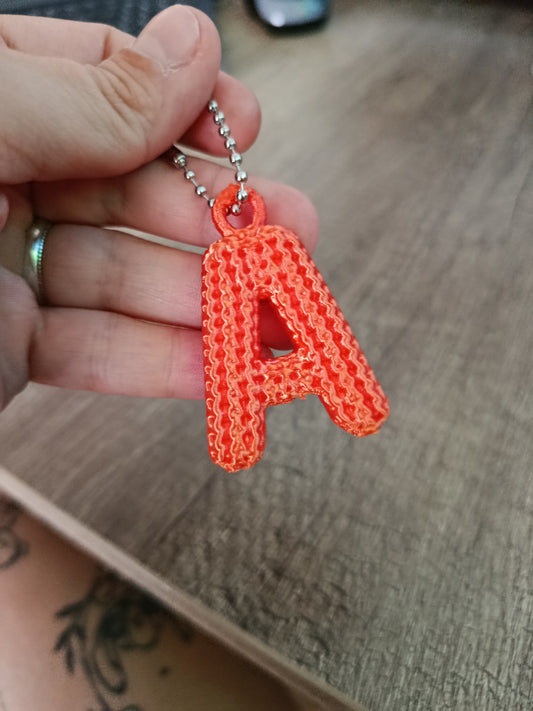 Roter Schlüsselanhänger mit Buchstabe A in realistischer Strickoptik an einer Kugelkette