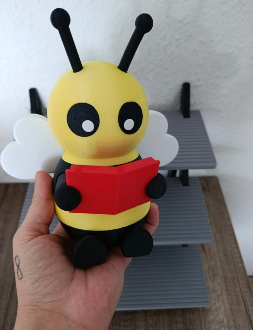 Bienenfigur mit Buch | Dekofigur | Handgefertigt | In verschiedenen Farben